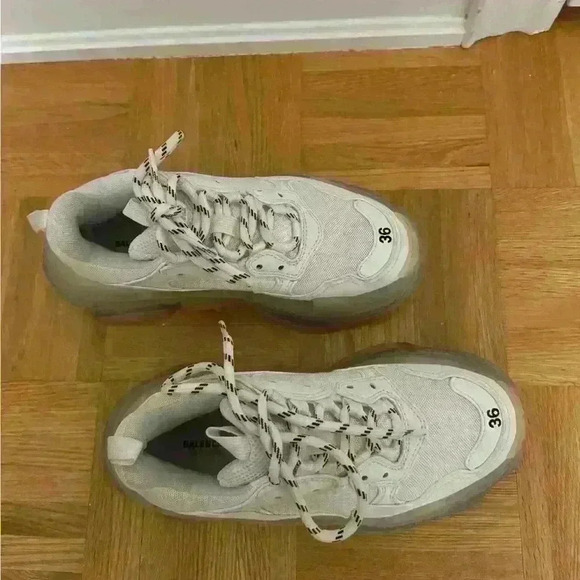 Balenciaga woman’s running shoes  in great condition size 36 only worn twice - Picture 3 of 8